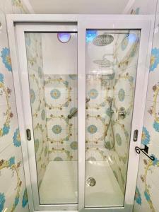 a shower with glass doors in a bathroom at AMALFI ROOM ~ Camera indipendente con Bagno interno per Max 3/4 Persone in Palinuro