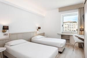 Postel nebo postele na pokoji v ubytování Hotel Carlo Felice Sassari
