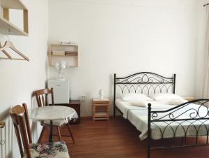 um quarto com uma cama, uma mesa e cadeiras em Guest House Izola em Izola
