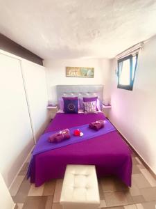 ティアスにあるMi Abetoの紫色のベッド(枕2つ付)が備わる客室です。