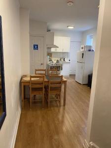 cocina y comedor con mesa y sillas en Private Double Room with Shared Bathroom 536B, en Toronto