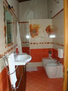 ポッツァッロにあるOasi del Sud Monolocale Stefyのバスルーム(トイレ、洗面台付)