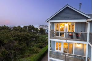 a house with a balcony with a view of the ocean at Casa de Marea in Lincoln City