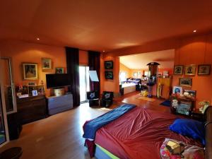 - une chambre avec un lit et un salon dans l'établissement Mas de la Villardière, à Raphèle