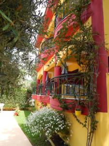 un edificio colorido con flores a un lado en Fotini's Studios 2, en Toroni