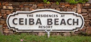 un cartello per le riserve sulla spiaggia di cebba di Ceiba Beach Resort a Maya Beach