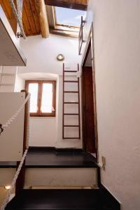 um quarto vazio com uma escada e uma janela em Casa La Polpessa em Tellaro