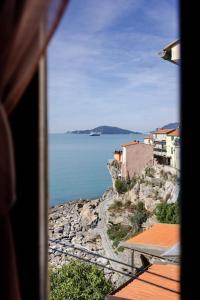 uma vista para o oceano a partir de uma janela em Casa La Polpessa em Tellaro