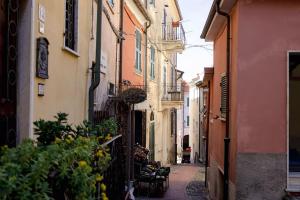 an alley with chairs and buildings in a city at Casa La Polpessa in Tellaro