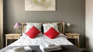 a bedroom with a bed with red and white pillows at Sants Estación acogedor apartamento en Exiample in Barcelona
