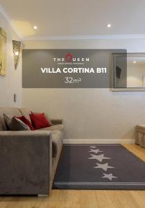 uma sala de estar com um sofá e uma placa na parede em The Queen Luxury Apartments - Villa Cortina em Luxemburgo
