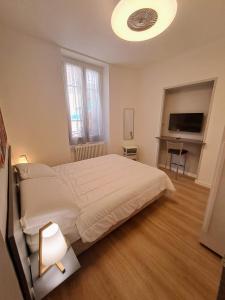 Un dormitorio con una cama grande y un televisor. en Casa Vanda, en Ventimiglia