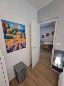 una sala de estar con una pintura en la pared en Nido d'amore a Ventimiglia, en Ventimiglia