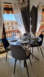 une salle à manger avec une table et des chaises en verre dans l'établissement Sunny apartament near La Mata beach, à Torrevieja