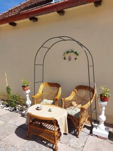 un patio con 2 sillas de mimbre y una mesa en Raj, en Bela Crkva