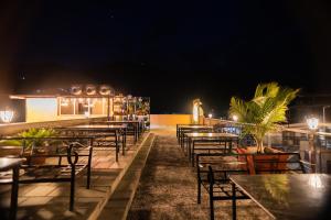 Restoran või mõni muu söögikoht majutusasutuses Baranda Restro and Events