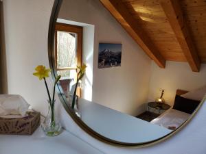 uno specchio seduto su un bancone in una stanza di Ferienwohnung Gipfelstürmer a Berchtesgaden