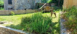 einen Garten mit einem Holztisch im Gras in der Unterkunft Manor Farm Holiday Cottages in Chard