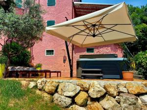 Zahrada ubytování La Casa Rosa di Segusino with SPA Jacuzzi in garden + 26 fotografií