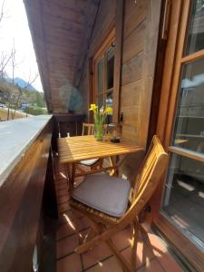 einen Tisch und Stühle auf der Veranda eines Hauses in der Unterkunft Ferienwohnung Gipfelstürmer in Berchtesgaden