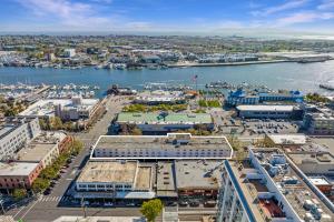 una vista aérea de una ciudad con un cuerpo de agua en Jack London Inn, en Oakland