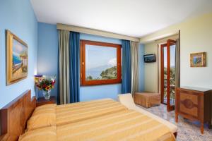 Postel nebo postele na pokoji v ubytování Johanna Park Hotel