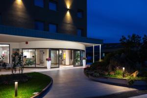 - une vue nocturne sur un bâtiment dans l'établissement Hotel Carlo Felice, à Sassari