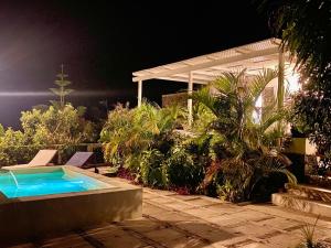 Basen w obiekcie Casa Badana, Exclusiva Casa Privada con Piscina y Vistas al Mar lub w pobliżu