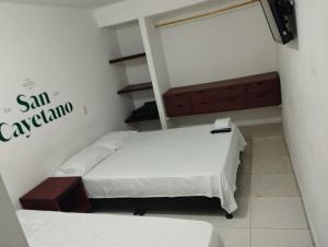 Hotel San Cayetano客房内的一张或多张床位