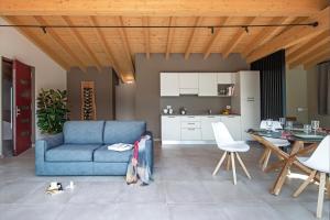 - un salon avec un canapé bleu et une table dans l'établissement d'Ocalée Holiday Experience lago d'Orta, à Omegna