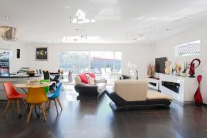 - un salon avec des chaises et une table dans l'établissement Belle Villa moderne avec piscine et jardin, à Solliès-Pont