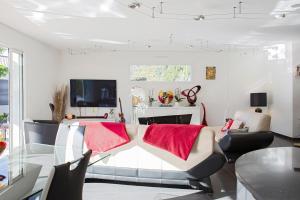 ein Wohnzimmer mit einem Sofa und einem Glastisch in der Unterkunft Belle Villa moderne avec piscine et jardin in Solliès-Pont