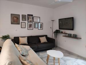 een woonkamer met een bank en een tafel bij Barrameda 19 in Sanlúcar de Barrameda