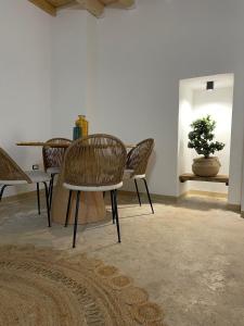a room with chairs and a table and a plant at Casa Noal in Nardò