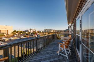 d'un balcon avec une table et une vue sur la rue. dans l'établissement SP201N - Sea-N-Sanity, à Kill Devil Hills