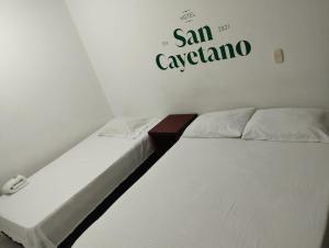 Hotel San Cayetano客房内的一张或多张床位