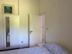 1 dormitorio con cama, armario y puerta en terrazza vista mare, giardino, parcheggio, wi fi, en Numana