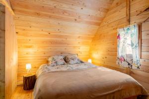 Ένα ή περισσότερα κρεβάτια σε δωμάτιο στο Le Moulin du Luech