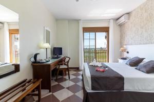 TV a/nebo společenská místnost v ubytování Hotel Avenida Tropical by Bossh! Hotels