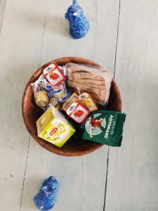 un tazón lleno de comida en una mesa en Villa Irene, en Kalymnos