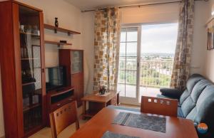 uma sala de estar com um sofá, uma mesa e uma janela em C Veneziola A5K em San Blas