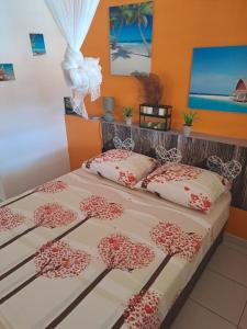 a bedroom with a bed with hearts on it at Séjour de rêve en Martinique 6 pers avec piscine in Les Trois-Îlets +13 photos