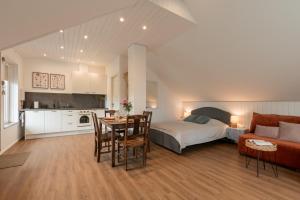 Un dormitorio con una cama y una mesa y sillas. en Lapmanni Studios, en Haapsalu