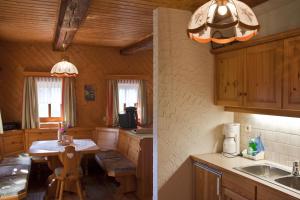 eine Küche mit einem Tisch und einem Esszimmer in der Unterkunft Schrunerhof in Ebene Reichenau