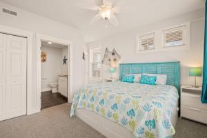 - une chambre avec un lit bleu et une salle de bains dans l'établissement SC301 Langman's Sea Cabin, à Kill Devil Hills 43 autres photos