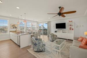 un salon avec une cuisine et un salon avec un ventilateur de plafond dans l'établissement SC301 Langman's Sea Cabin, à Kill Devil Hills