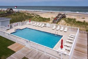 - une grande piscine à côté de la plage dans l'établissement SC301 Langman's Sea Cabin, à Kill Devil Hills