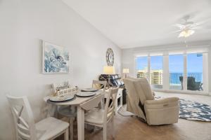 巴拿马城海滩Luxury 3BD 3BA plus Bunks Beach Condo! Ocean Views! Free Beach Chairs & Umbrella Service! by Dolce Vita Getaways PCB的一间带桌椅的餐厅和客厅