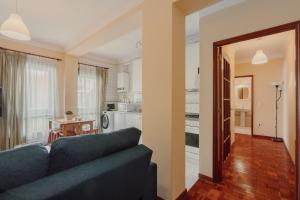 Il comprend un salon avec un canapé et une cuisine. dans l'établissement Rising Sun Apartment, à Leça da Palmeira