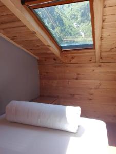 a bedroom with a window in a wooden cabin at Ayder Rainbow Gokkusagi in Ayder Yaylasi
